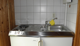 Pantryküche mit 2-Plattenherd und Kühlschrank