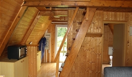 Blick Richtung Küche mit der sehr steilen Raumspartreppe