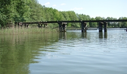 Alte Holzbrücke auf dem Pagelsee